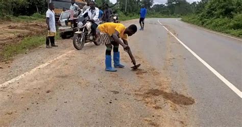 cleaning mud Ghana|Angry Roads Minister Amoako.